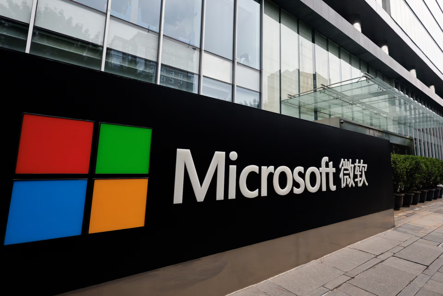 Microsoft Employees in China Must Switch from Android Devices to iPhones