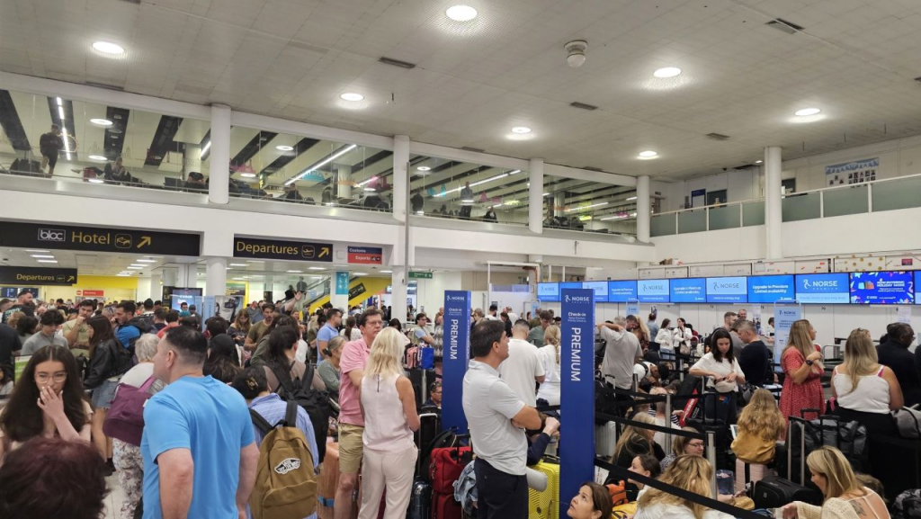Major Windows BSOD Issue Causes Global Outages 2 Handout photo of passengers queueing at check-in desks at London Gatwick Airport, amid reports of widespread Microsoft bluescreen outages affecting airlines, broadcasters and banks, on July 19. sellwithDean/PA