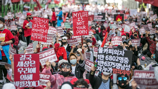 What Is The 4B Movement? Feminist Response Trump's Victory 1 The Korea 4B Movement where South Korean women protest against sexism and hidden camera pornography in Seoul in October 2018 (Credit: Getty Images)