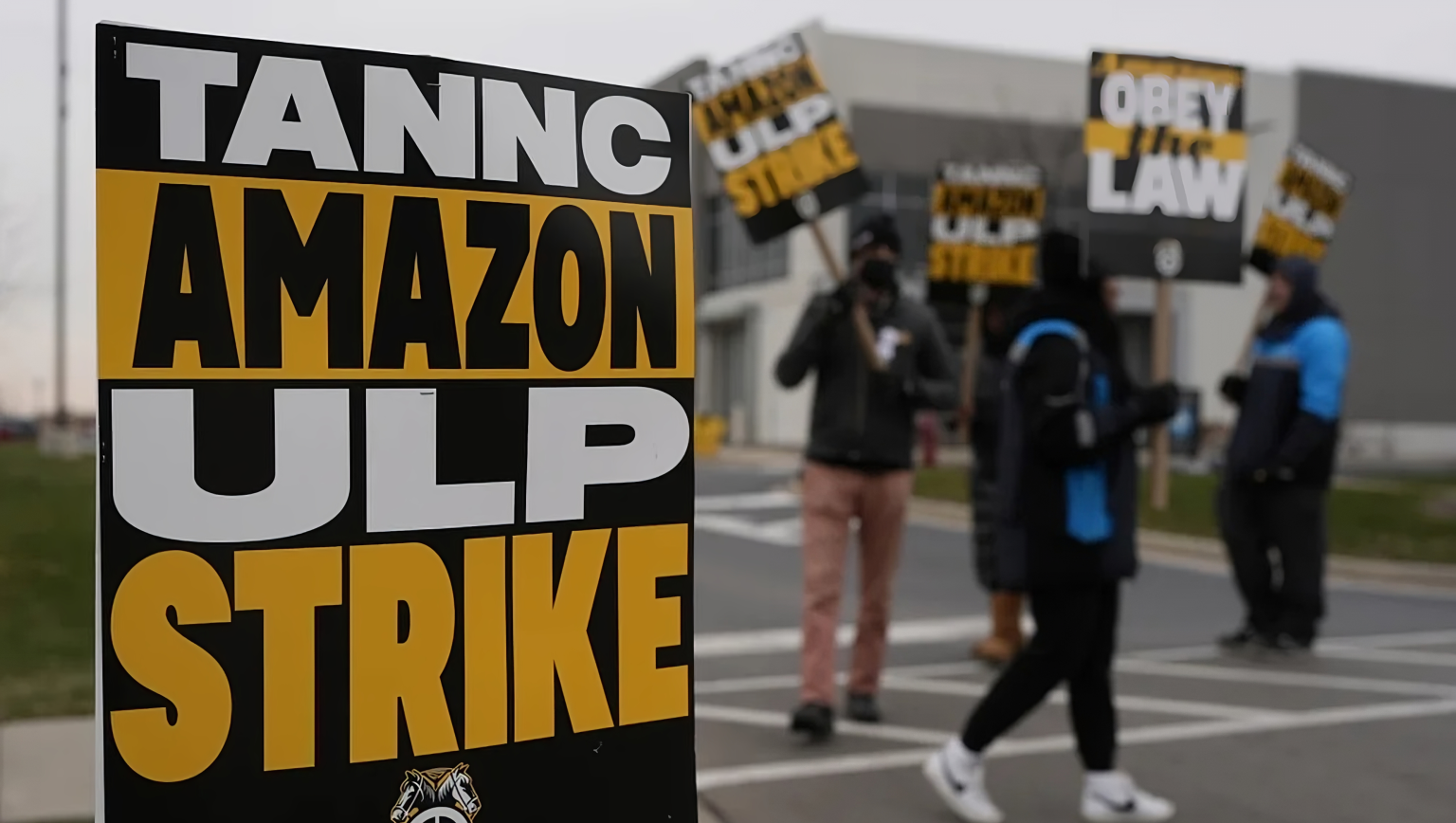 Workers on Amazon strike outside Skokie (DIL7) Amazon Delivery station in Skokie, Illinois, on December 19. (Image Credit: Nam Y. Huh / AP)