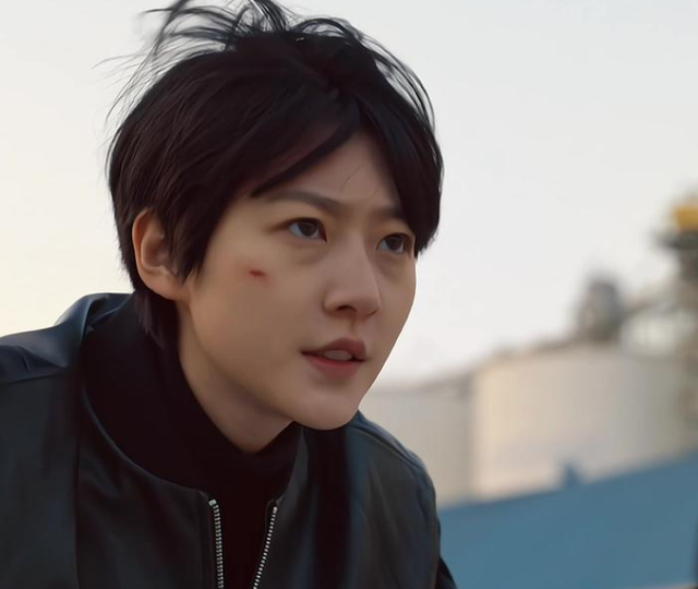 Bloodhounds' Netflix Star Kim Sae-Ron Found Dead at 24 2 Kim Sae-Ron rocking the tomboy look as Cha Hyeon Ju in "Bloodhounds." (Image Credit: Netflix)