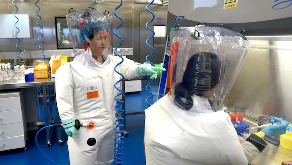 Dr. Shi Zhengli (left) and her team found a new virus related to the HKU5 coronavirus that uses the ACE2 receptor to infect organisms inside a laboratory at the Wuhan Institute of Virology. (Image Credit: AP)