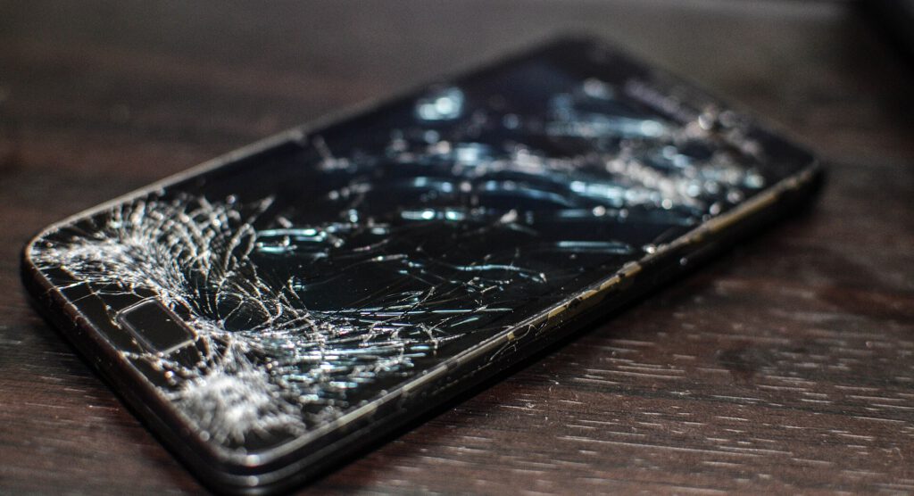 Apple Acknowledges iPhone Duo Cracked Screen Issues Close up of iPhone Duo cracked screen near hinge