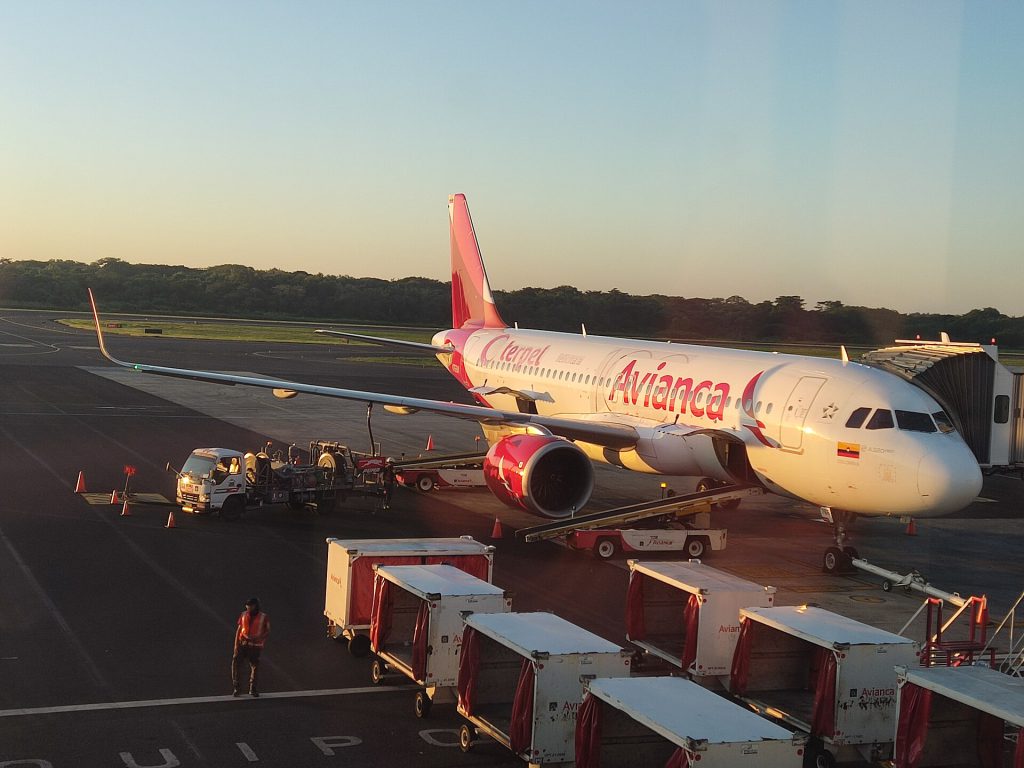 Avianca A320 251N (N766AV) at SAL