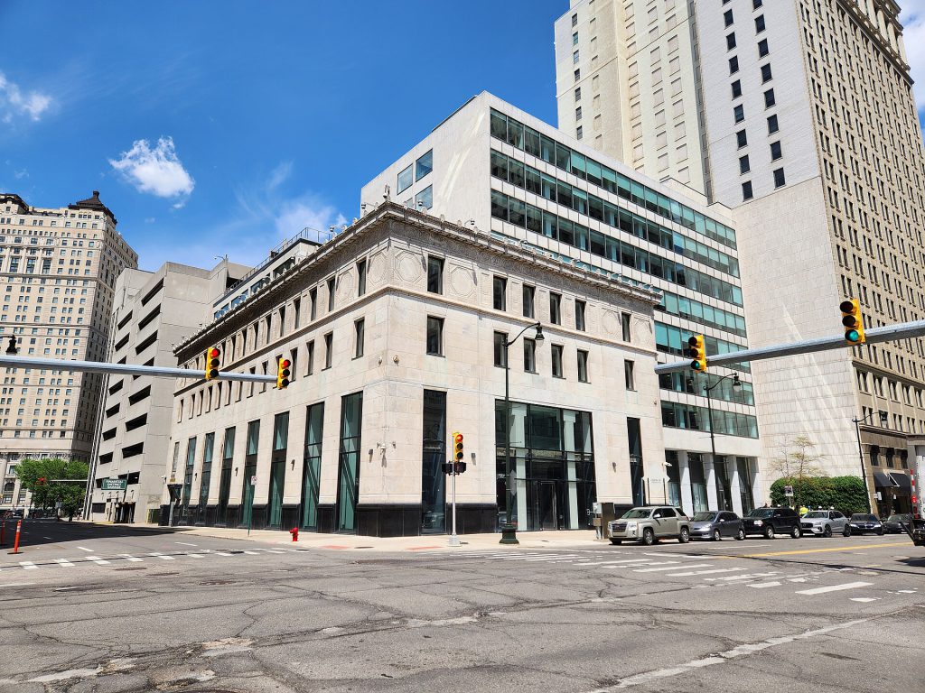 Federal Reserve Building (Detroit) exterior at midday, from southwest (1)