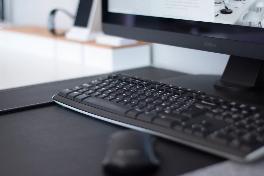 CS2 Student Uses Mouse Biometrics to Catch Cheaters 1 Black keyboard working desk