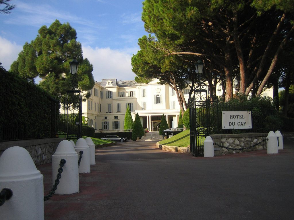Hotels and Restaurants Ban Influencers to Protect Guest Privacy 1 Einfahrt Hotel Du Cap Eden Roc II