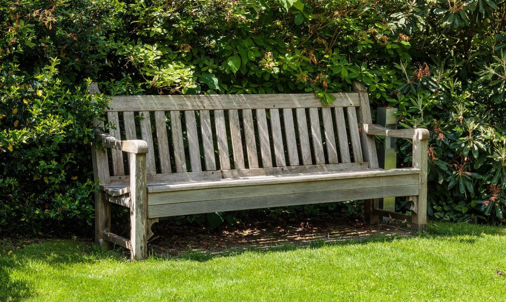 The Man Who Rates Benches: From Instagram Hobby to Wedding Venue 1 Bank in Engelse tuin. Locatie, Tuinen Mien Ruys