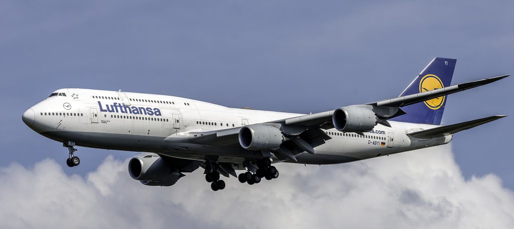 Lufthansa 747-8 Avoids Tail Strike at LAX During Go-Around Lufthansa 747-8 approaching runway 24R at LAX