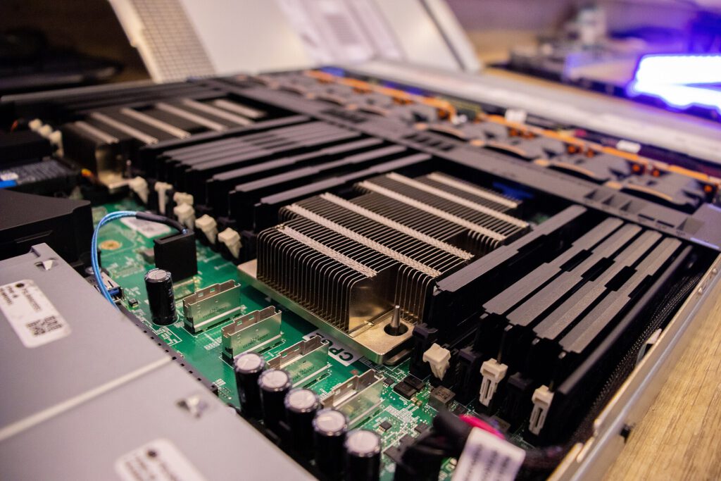 Hardware interno de servidor data center HostDime