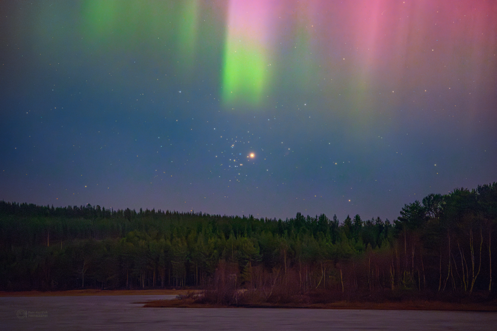 Mars and the Beehive Cluster Appear Under Aurora in Sweden Mars and the Beehive cluster appear below an aurora over Sweden