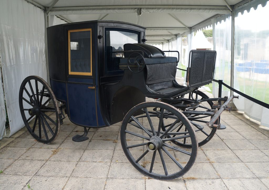 Horse drawn carriages in Château de Chambord (1)