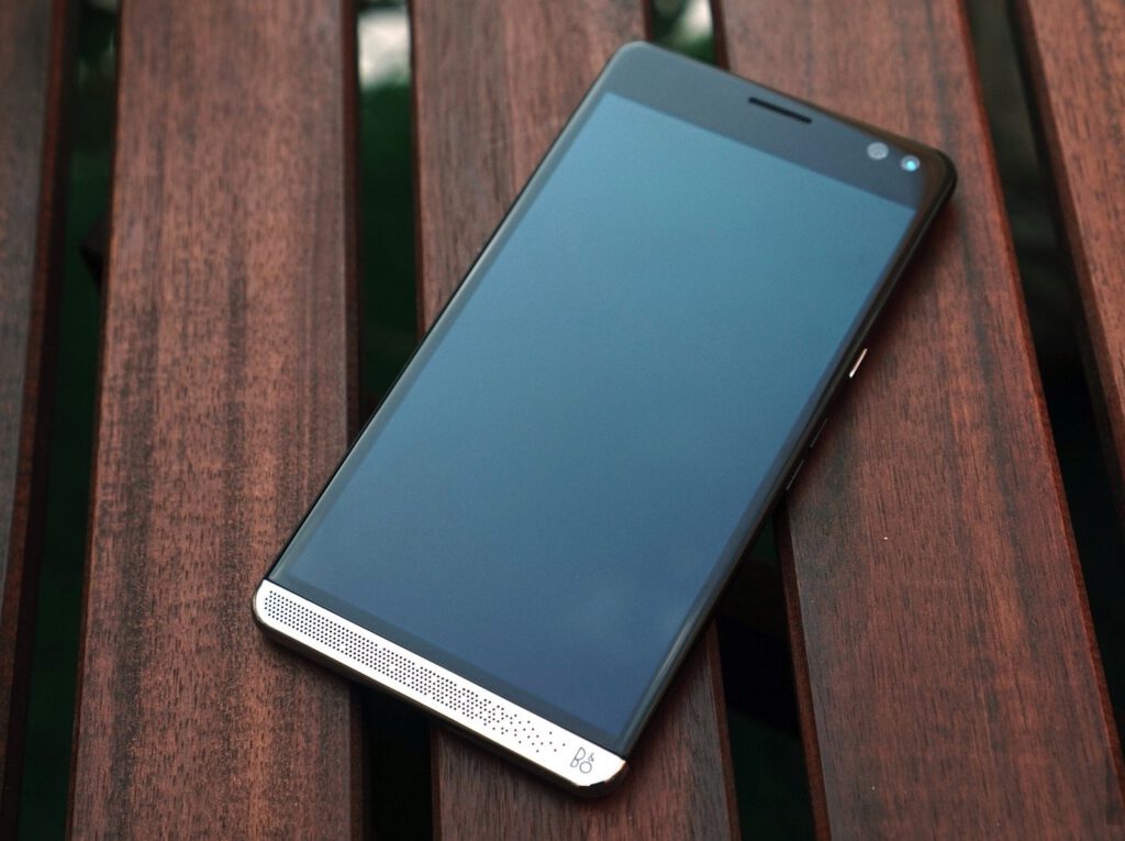 Ollie AI Assistant Shuts Down Amid Privacy Focus and Funding Struggles 2 HP Elite X3