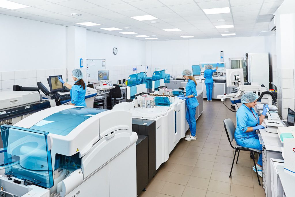 A group of scientists working in a laboratory Esculab