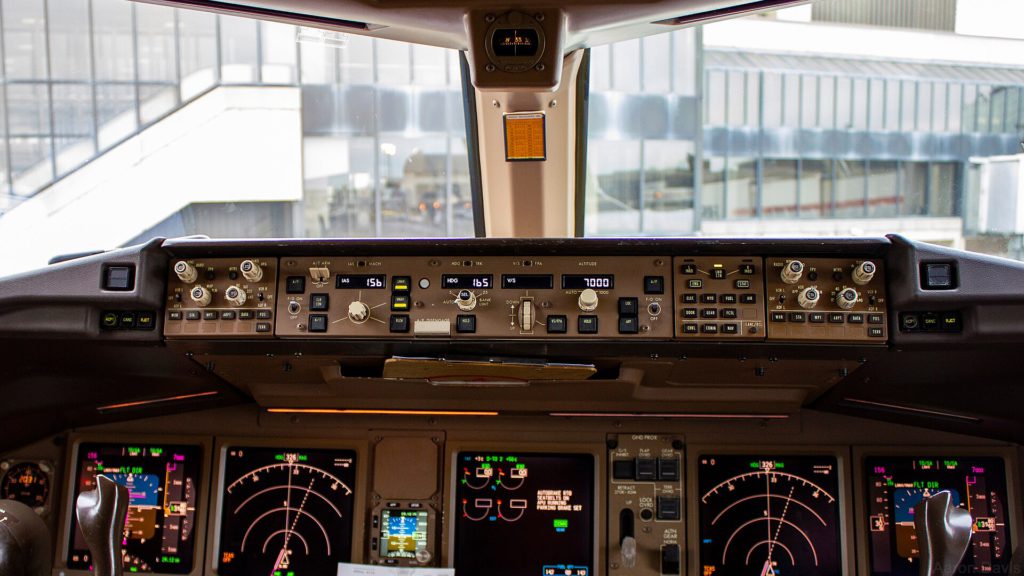 Qatar Airways Expands Winter Network With 8 New Routes 2 Boeing 777 200LR Flightdeck