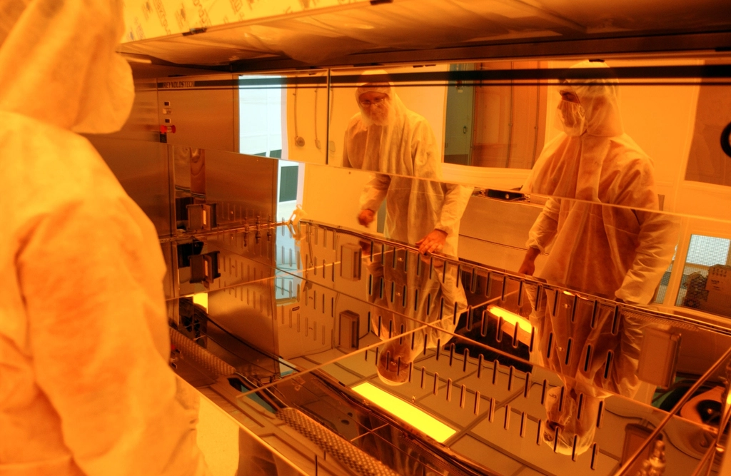 Russia’s ZNTC Completes 130nm Lithography Prototype ZNTC 130nm lithography tool prototype in a laboratory setting