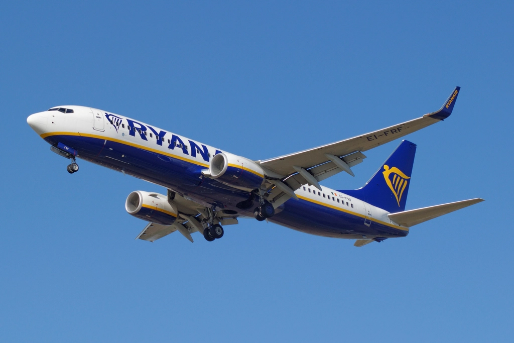Ryanair Flight Diverted Twice, Lands Back in Spain After 8-Hour Ordeal 2 Ryanair boeing 737 airplane flying