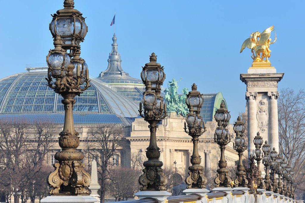 Samsung Art Store Adds 19 Art Basel Paris 2026 Works 3 Le Grand Palais depuis le pont Alexandre III à Paris