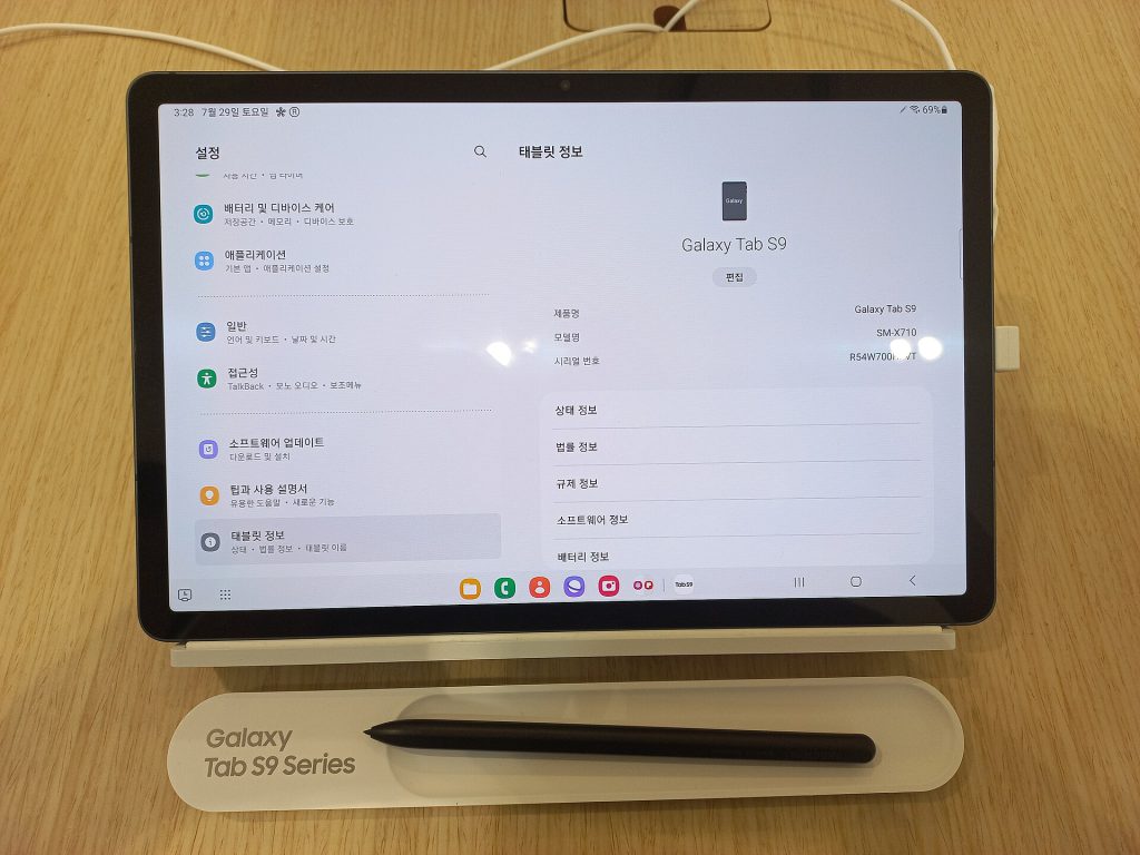 Samsung Galaxy Tab S9 Series Enters Final Year of Major Updates Samsung Galaxy Tab S9 tablet on a desk