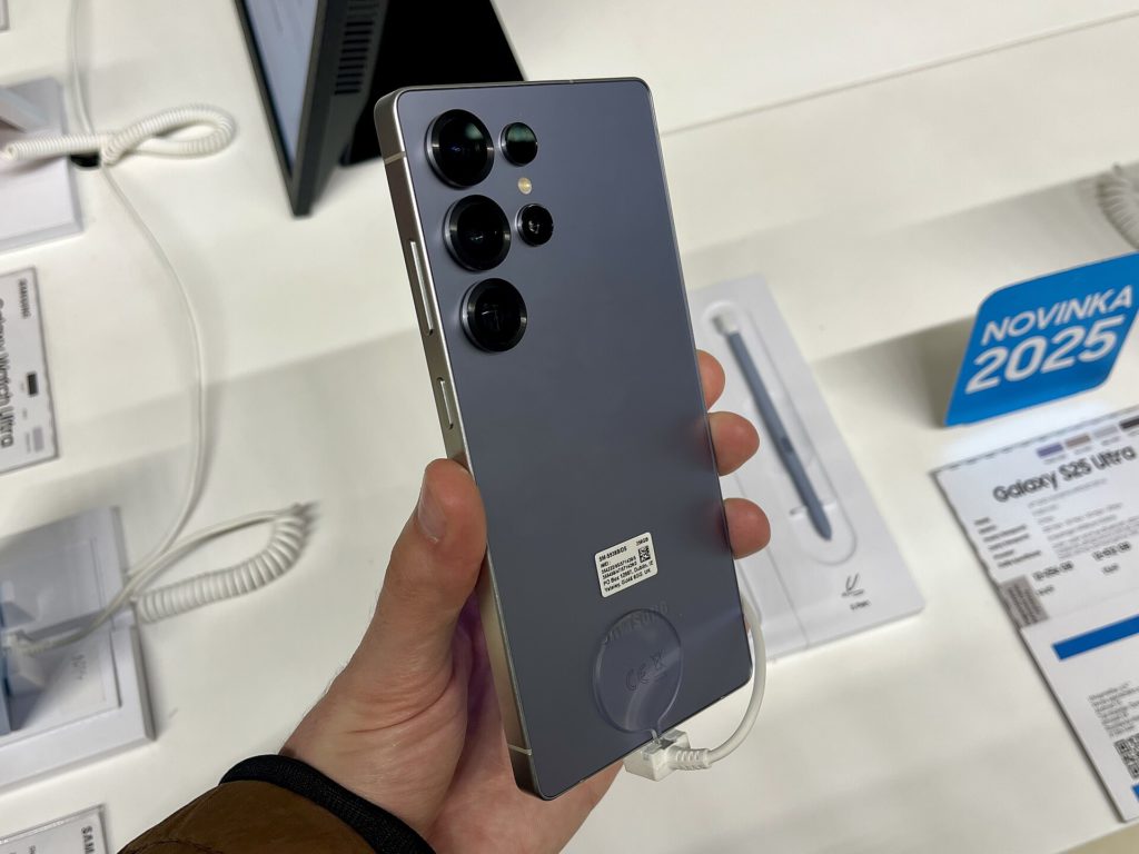 Samsung One UI 9 Android 17 Update Reaches US Flagships Samsung Galaxy S25 Ultra smartphone displaying One UI 9 interface