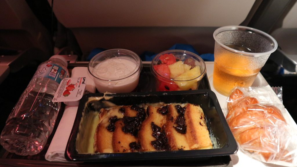 Singapore Airlines Leads 2026 World's Best Economy Class Rankings 2 Qatar Airways Airplane meal Breakfast QR009
