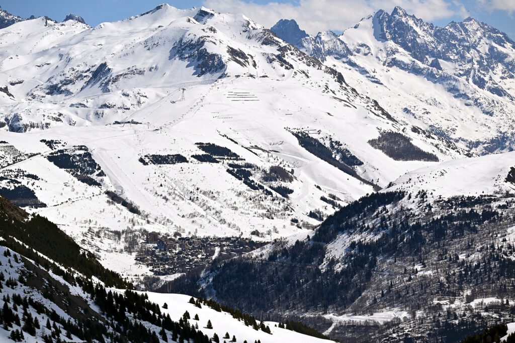 Solo Skiing in Les Deux Alpes: A Group Trip for Solo Travellers Ski slopes and cable car in Les Deux Alpes during a solo skiing trip