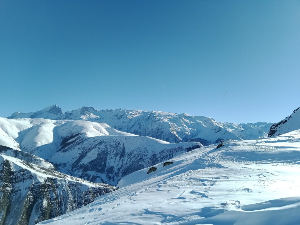 Solo Skiing in Les Deux Alpes: A Group Trip for Solo Travellers 3 Glacier de Mont de Lans @ Col de Sarenne