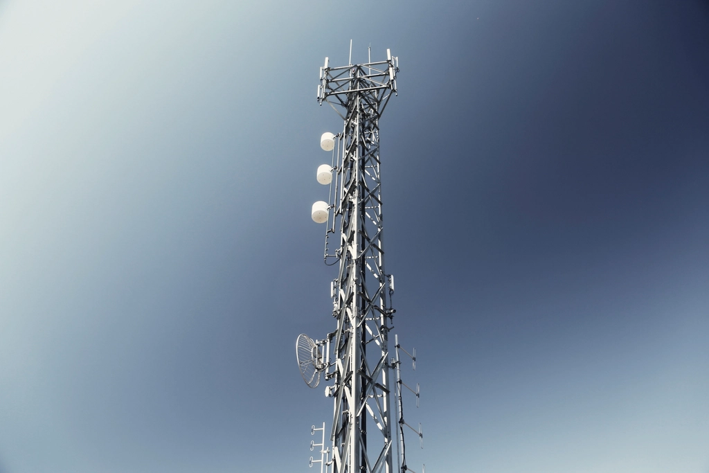 SpaceX Acquires Spectrum to Launch Major Mobile Carrier 3 Free telecommunications tower image