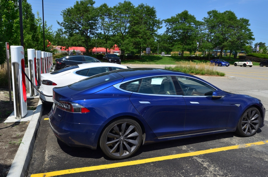 Tesla Model S Supercharger