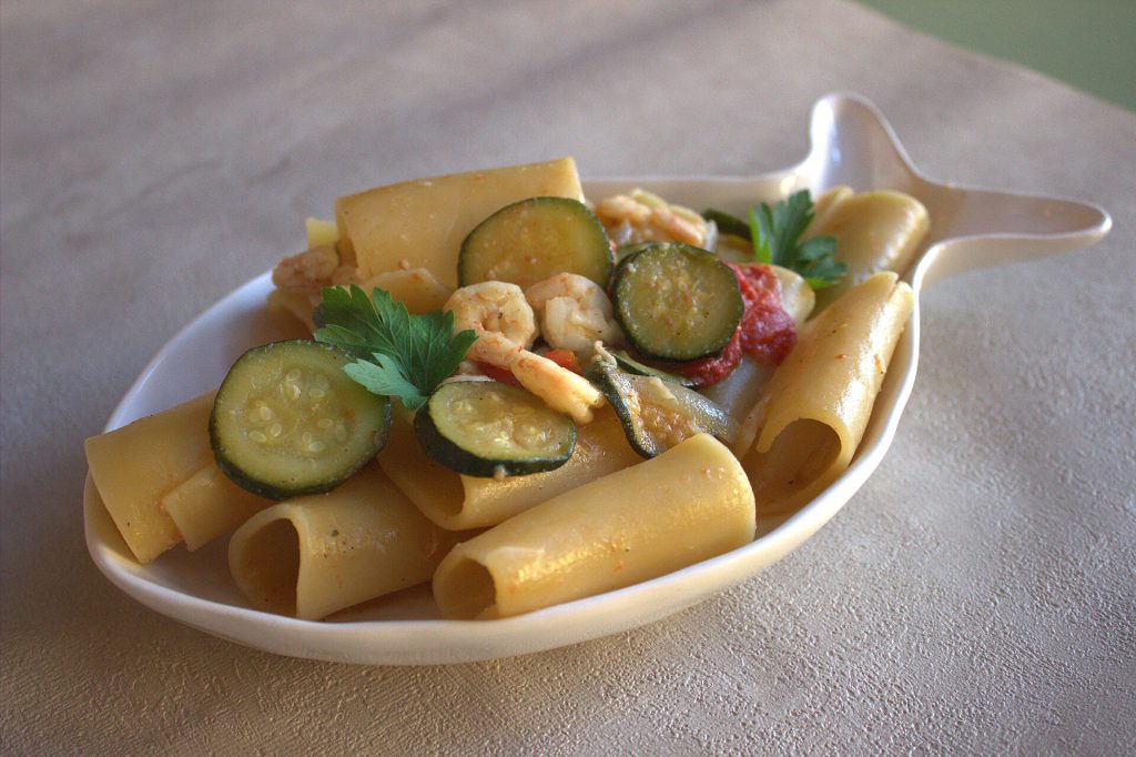 Gurdeep Loyal’s Turkish Lamb and Hot Pepper Paccheri Recipe 1 Paccheri alle Zucchine e Gamberi Wiki Loves Sicilia 01