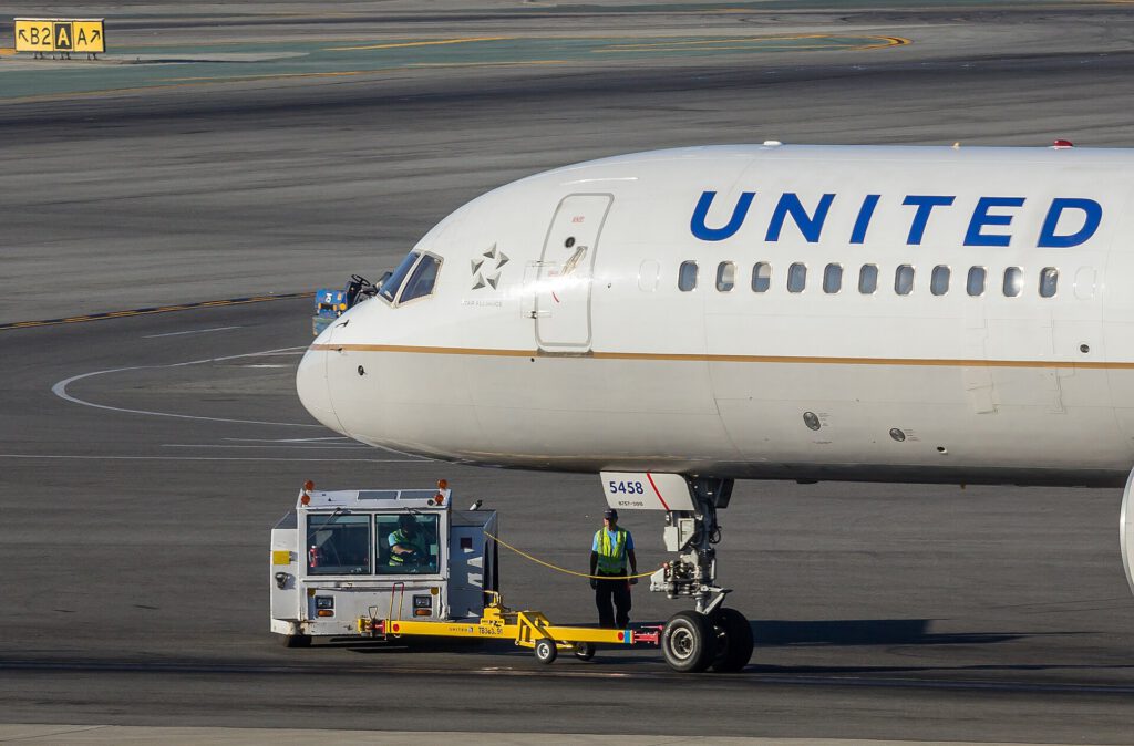 United Airlines   N558UA   Boeing 757 222   San Francisco International Airport
