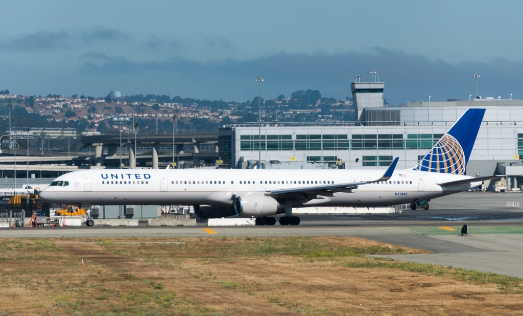 United Airlines Launches Starlink WiFi Tracker for Passengers 1 Profile view United Airlines B757 300