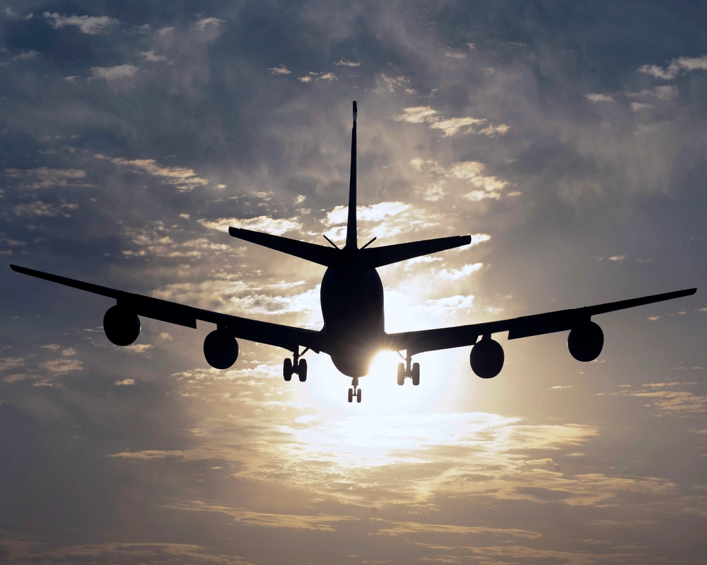 United Airlines Launches Starlink WiFi Tracker for Passengers 2 U.S. Air Force KC 135 Stratotanker