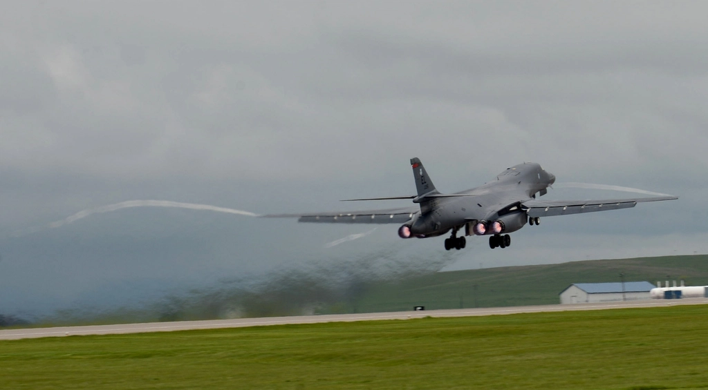 US Pulls B-1 Bombers from UK Base After Terror Arrests 3 U.S. Air Force B 1 bomber