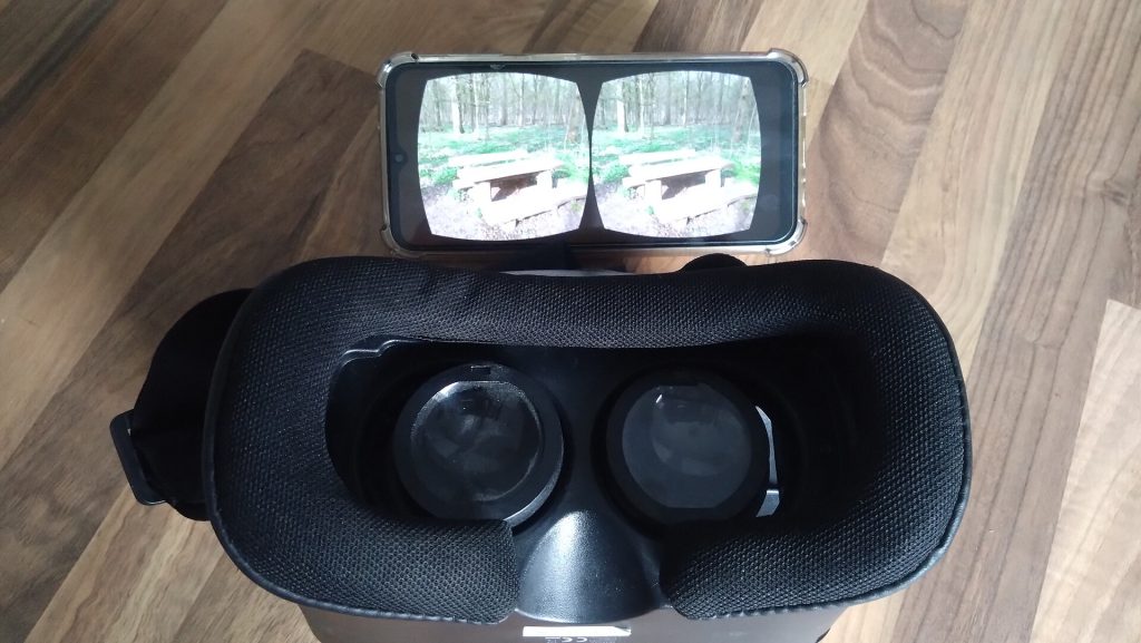 VR headset with smartphone and stereoscopy image