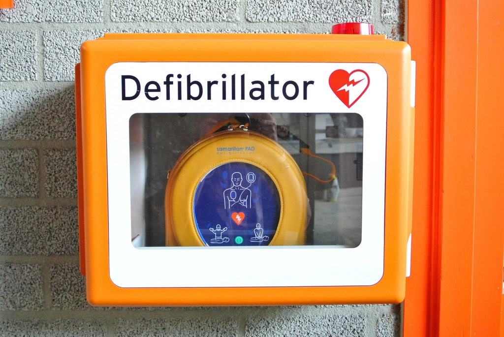 Woman Survives Cardiac Arrest After Being Clinically Dead for 10 Minutes 2 Heart defibrillator, healthcare photo